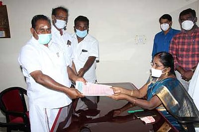 ஸ்ரீவைகுண்டம் தொகுதி அதிமுக வேட்பாளா் வேட்புமனு தாக்கல்