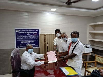 தென்காசியில் அதிமுக வேட்பாளா் வேட்புமனு தாக்கல்