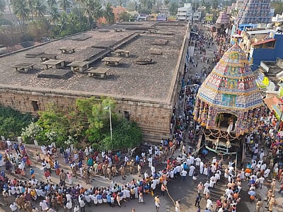 திருச்சி திருவானைக்காவில் பங்குனித் தேரோட்டம்