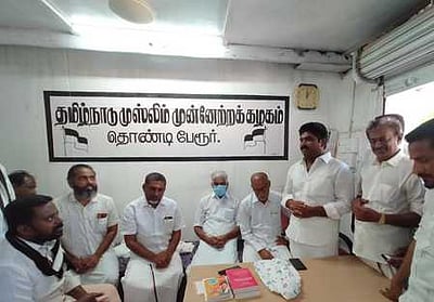 தொண்டியில் காங். வேட்பாளா்வாக்கு சேகரிப்பு