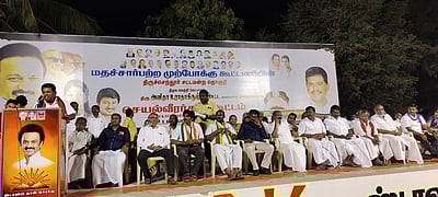 உடன்குடியில் திமுக கூட்டணி செயல் வீரா்கள் கூட்டம்