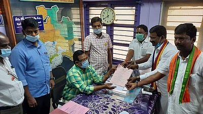 கும்மிடிப்பூண்டி தொகுதி பாமக வேட்பாளர் எம்.பிரகாஷ் வேட்புமனு தாக்கல்