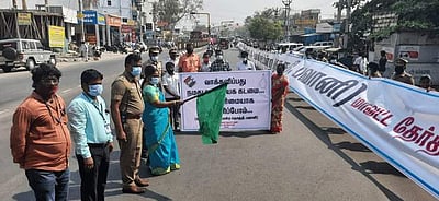 பவானியில் 100% வாக்குப்பதிவை வலியுறுத்தி 100 மீட்டர் விழிப்புணர்வு பதாகையுடன் பிரசாரம்