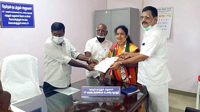 கவுண்டம்பாளையம் தொகுதி அமமுக வேட்பாளர்  எம். அருணா வேட்பு மனு தாக்கல்