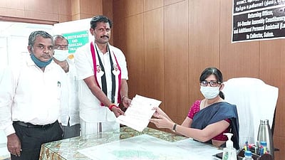 ஓமலூர் தொகுதி அதிமுக வேட்பாளர் மணி வேட்பு மனு தாக்கல்