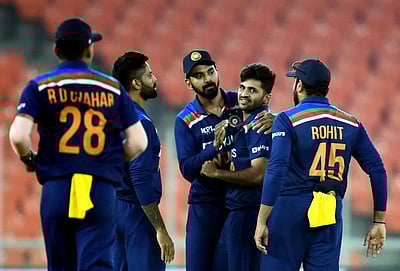 அடுத்தடுத்த பந்தில் ஸ்டோக்ஸ், மார்கன் அவுட்: 8 ரன்களில் வென்றது இந்தியா