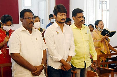 தேவாலயத்தில் உதயநிதி ஸ்டாலின் பிரார்த்தனை - புகைப்படங்கள்