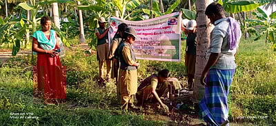 உசிலம்பட்டி அருகே விவசாயிகளுக்கு பூச்சி விரட்டி மருந்து செயல் விளக்கம்