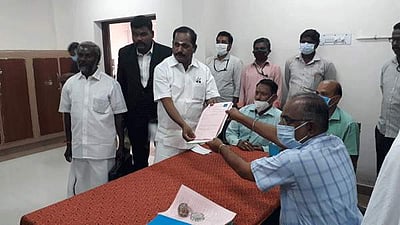 சேந்தமங்கலத்தில் வாய்ப்பு மறுக்கப்பட்ட அதிமுக எம்எல்ஏ சுயேச்சையாக வேட்பு மனு