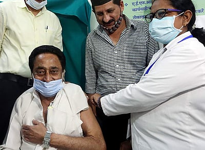 கரோனா தடுப்பூசி செலுத்திக் கொண்ட ம.பி. முன்னாள் முதல்வர் கமல்நாத்