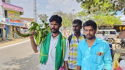 வாழைக் குலையுடன் வந்து வேட்புமனு தாக்கல் செய்த விவசாயி