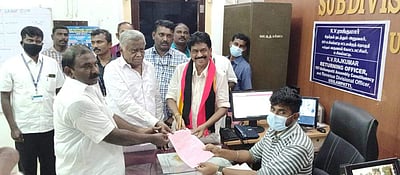 உசிலம்பட்டியில்  பார்வர்டு பிளாக் கட்சி வேட்பாளர் பி.வி.கதிரவன் வேட்பு மனு