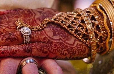 திருமண தோஷம்: கட்டாயத்தால் மாணவனை மணந்த ஆசிரியை