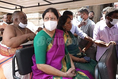 ஸ்ரீரங்கத்தில் சசிகலா சுவாமி தரிசனம்