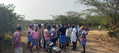 வெங்கல் அருகே ஏரியில் மண் அள்ள எதிர்ப்பு தெரிவித்து கிராம மக்கள் போராட்டம் 