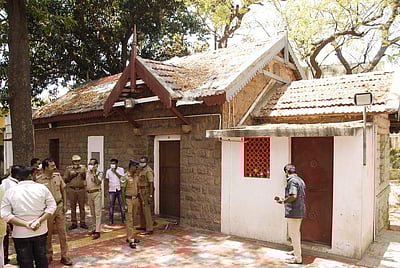 பணப்பட்டுவாடா புகாா்: அதிமுக வேட்பாளா் பயன்படுத்திய மாநகராட்சி கட்டடத்துக்கு சீல்