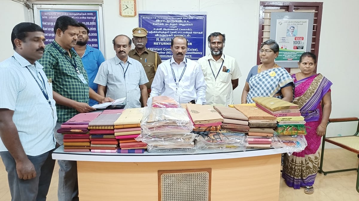 ஸ்ரீவிலி. அருகே வாகனச் சோதனையில் சேலைகள், துண்டுகள், சட்டைகள் பறிமுதல்