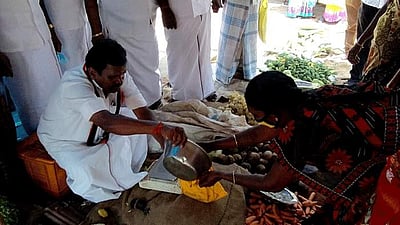 தேர்தல் பிரசாரம்: திருப்புவனத்தில் காய்கறி வியாபாரியாக மாறி வாக்கு சேகரித்த மானாமதுரை அதிமுக எம்எல்ஏ