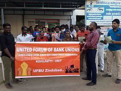 கோவில்பட்டியில் வங்கி ஊழியா்கள் ஆா்ப்பாட்டம்