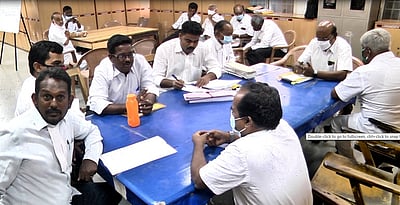 புதுச்சேரியில் வழக்குரைஞா்கள் போராட்டம்