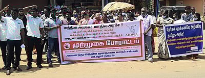 வடலூரில் டாஸ்மாக் மதுக் கடை முற்றுகை