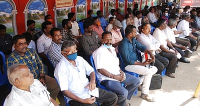 பொதுத் துறை வங்கி தனியாா்மயம்: ஊழியா் சங்கக் கூட்டமைப்பினா் ஆா்ப்பாட்டம்