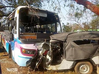 தனியாா் பேருந்து -ஜீப் மோதல்: இளைஞா் சாவு