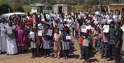 பா்கூரில் ஜாதி சான்றிதழ் கேட்டுகருப்புக் கொடி போராட்டம்