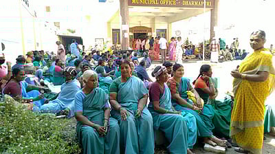 உணவகத் தொழிலாளா்கள் காத்திருப்புப் போராட்டம்