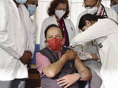 கரோனா தடுப்பூசி போட்டுக் கொண்டார் சுகாதார அமைச்சர் ஹர்ஷ் வர்தன்