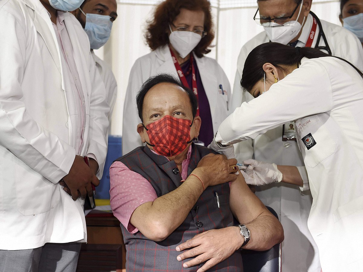 கரோனா தடுப்பூசி போட்டுக் கொண்டார் சுகாதார அமைச்சர் ஹர்ஷ் வர்தன்