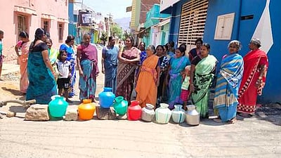 கூடலூரில் 2 வாா்டுகளில் குடிநீா் தட்டுப்பாடு: பெண்கள் மறியல்