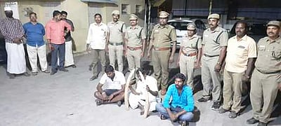 யானைத் தந்தங்களை கடத்திய மூவா் கைதுதந்தங்கள் பறிமுதல்