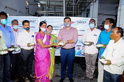 30 ஆயிரம் பால் பாக்கெட்டுகளில்வாக்காளா் விழிப்புணா்வு வாசகம்