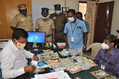 வாகனச் சோதனை: ராசிபுரம் அருகே ரூ. 6.55 லட்சம் பறிமுதல்