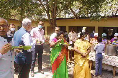 புதுச்சேரியில் ஓராண்டுக்குப் பிறகு மதிய உணவு திட்டம்: தமிழிசை ஆய்வு