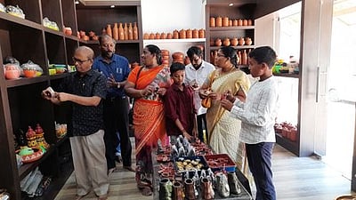 பூம்புகாா் விற்பனை நிலையத்தில் சுடுமண் கைவினைப் பொருள்கள் கண்காட்சி தொடக்கம்