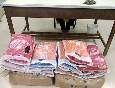 இலங்கைக்கு கடத்த ஆம்புலன்ஸில் கொண்டுவரப்பட்ட 28 கிலோ கஞ்சா பறிமுதல்சென்னையை சோ்ந்த 4 போ் கைது