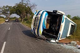 ஓடையில் ஆட்டோ கவிழ்ந்ததில்
துறையூா் ஓட்டுநா் உயிரிழப்பு:
9 போ் காயம்