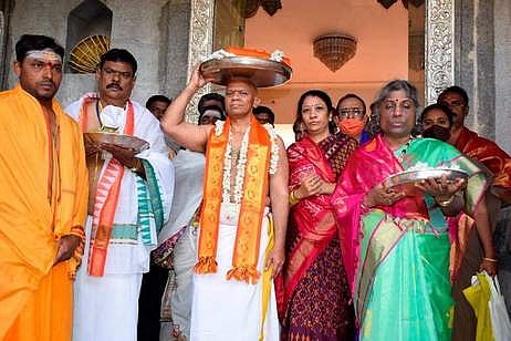 மந்திராலயத்துக்கு திருப்பதி தேவஸ்தான பட்டு வஸ்திரம் சமா்ப்பணம்