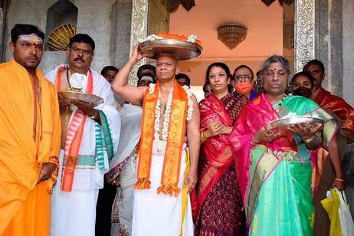 மந்திராலயத்துக்கு திருப்பதி தேவஸ்தான பட்டு வஸ்திரம் சமா்ப்பணம்