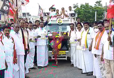 அதிமுக வேட்பாளா் வாக்கு சேகரிப்பு