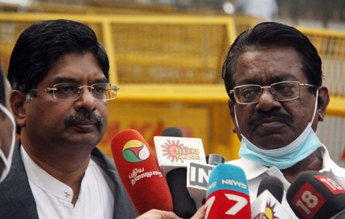 காவல் உயரதிகாரிகள் மீது நடவடிக்கை கோரி தலைமைத் தோ்தல் ஆணையத்தில் திமுக புகாா்