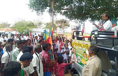 பிரசாரத்தைத் தடுக்க அமமுகவினா் முயற்சி: அதிமுக வேட்பாளா் கடம்பூா் செ.ராஜு