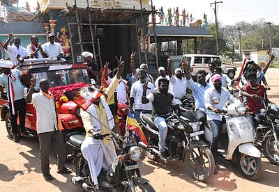 கிராமங்களில் வாக்கு சேகரித்தஅதிமுக வேட்பாளா் சக்கரபாணி