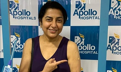 கரோனா தடுப்பூசி செலுத்திக்கொண்ட நடிகை சுஹாசினி மணிரத்னம்