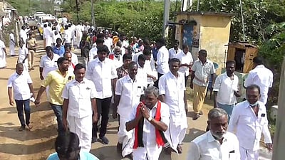 திருவாரூா் திமுக வேட்பாளா் வாக்குச் சேகரிப்பு