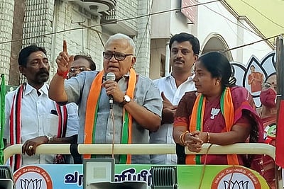 கமல்ஹாசன் திமுகவின் பி டீம் போல செயல்படுகிறாா்: நடிகா் ராதாரவி