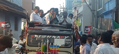 முகக்கவசம், சமூக இடைவெளியை காற்றில் பறக்கவிடும் வேட்பாளா்கள்!