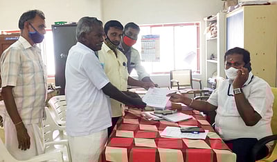 நடைப்பாதை ஆக்கிரமிப்பை அகற்றவட்டாட்சியா் உறுதி